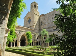 abbaye de Fontfroide <a style='color: #fff;' href='/uploaded/photo/sy-jour-y-tautavel-6862ad8566ac3.jpg'>(Télécharger)</a>