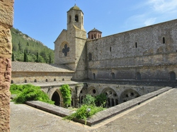 abbaye de Fontfroide <a style='color: #fff;' href='/uploaded/photo/sy-jour-y-tautavel-6862ad9a33a42.jpg'>(Télécharger)</a>